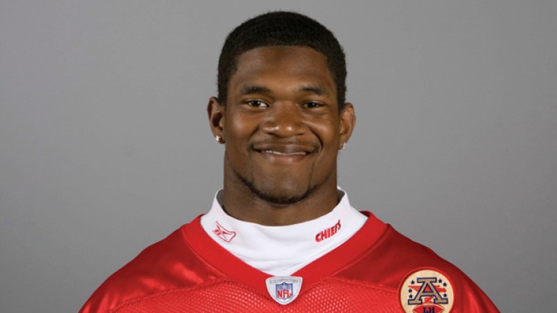 Jovan Belcher del equipo Kansas City Chiefs mató a su novia y luego se suicidó frente a su entrenador.