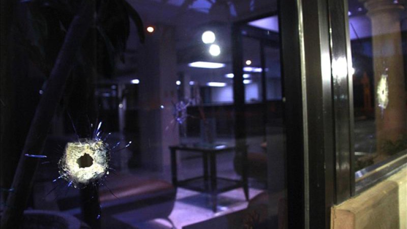 Impactos de proyectiles que un grupo armado lanzó contra la cadena de televisión Canal 44 en la fronteriza Ciudad Juárez.