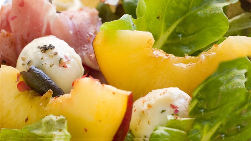 Ensalada de berros, duraznos y nueces
