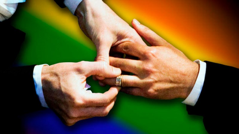 Gay se salva de la deportación