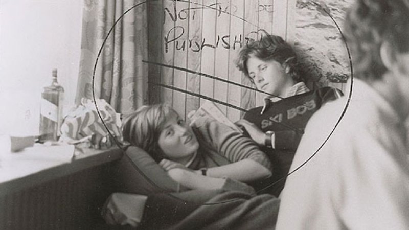Imagen que muestra a Diana acompañada de whisky y de un joven no identificado.