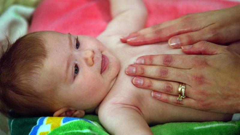 Una beba recibe los masajes de su madre durante una clase sobre masaje infantil en el Potomac Massage and Training Institute, en Washington, DC.