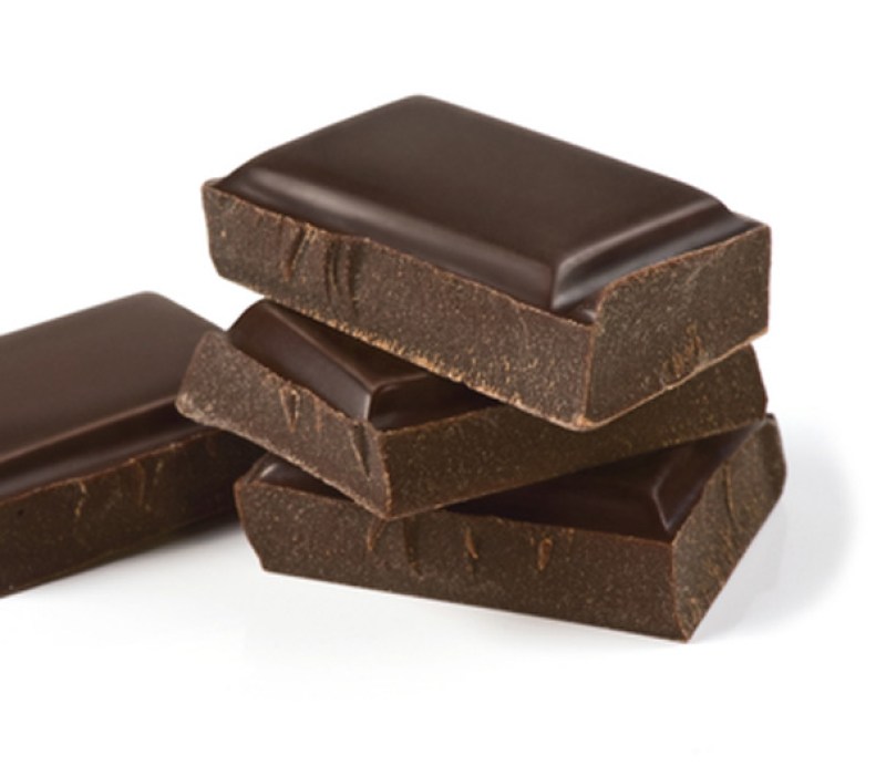 Chocolate oscuro. No sólo contiene antioxidantes, sino estimulantes como la cafeína que, con moderación, ayuda a mejorar la atención y concentración. También aporta endorfinas, que contribuyen a mejorar tu estado de ánimo, para que tengas el empuje y la actitud necesaria para resolver los retos mentales de cada día.