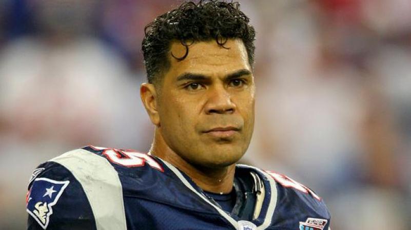 GLENDALE, AZ - FEBRUARY 03: Linebacker Junior Seau #55 of the New England Patriots waits on the field before taking on the New York Giants during Super Bowl XLII on February 3, 2008 at the University of Phoenix Stadium in Glendale, Arizona. (Photo by Donald Miralle/Getty Images)
