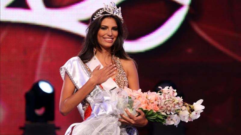 Carlina Durán celebrando tras ser elegida Miss República Dominicana el 17 de abril de 2012.