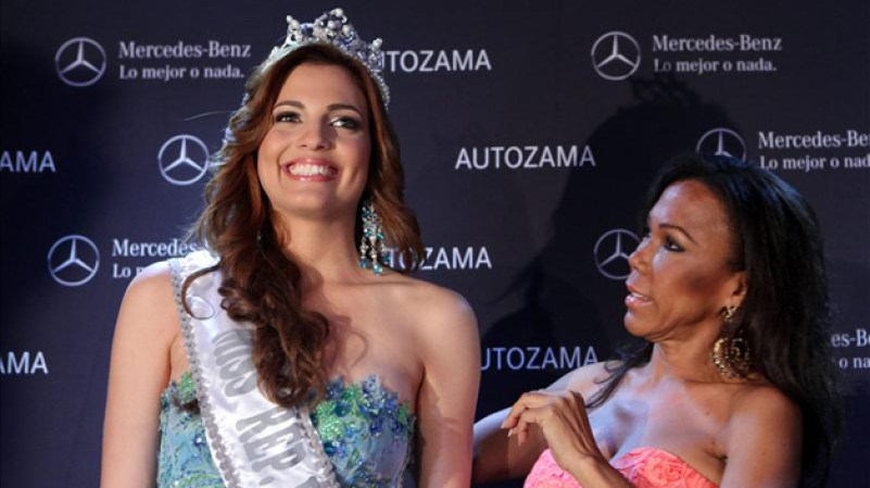 Dulcita Lieggi (i) sonríe junto a Magali Febles, organizadora del concurso Miss Universo en República Dominicana, tras ser coronada Miss República Dominicana, después de la destitución de Carlina Duran.