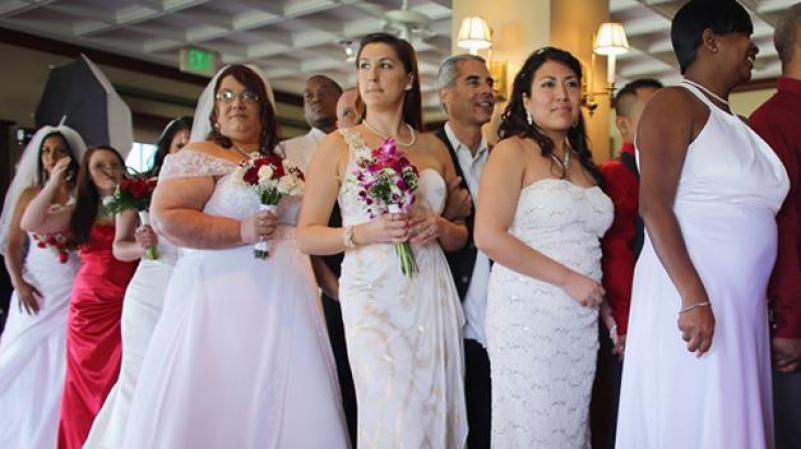 Una 40 parejas “dieron el sí” al mismo tiempo en una ceremonia en grupo celebrada en West Palm Beach, Florida.