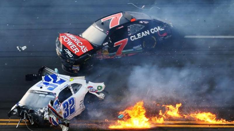 23 de febrero, 2013: Al menos 28 personas resultaron heridas cuando uno de los carros que competía en el circuito de Daytona salió disparado hacia el muro de contención.