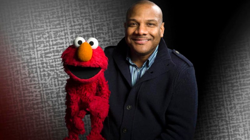 El titiritero Kevin Clash, conocido por ser la voz del personaje infantil Elmo en “Plaza Sésamo”, admitió haber tenido relaciones sexuales con un hombre menor, quien luego lo acusó de tener relaciones cuando él era adolescente.