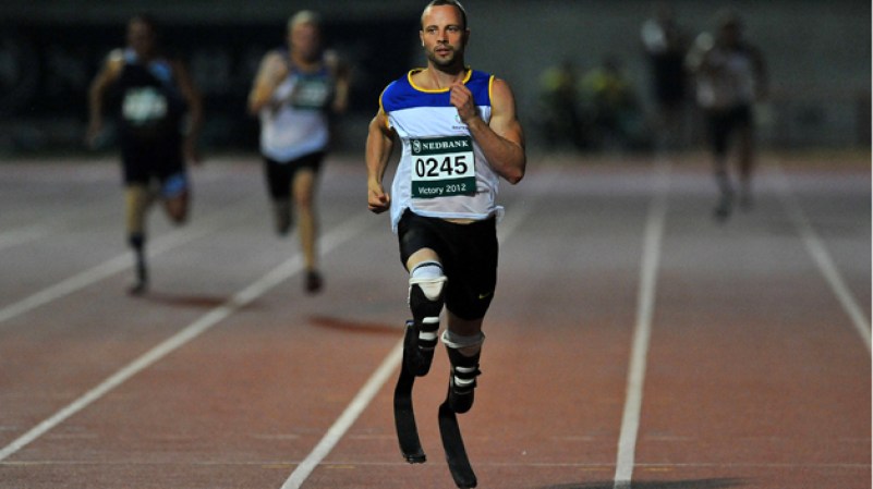 Su novio, el atleta paralímpico Oscar Pistorius, ha sido acusado de asesinato premeditado.