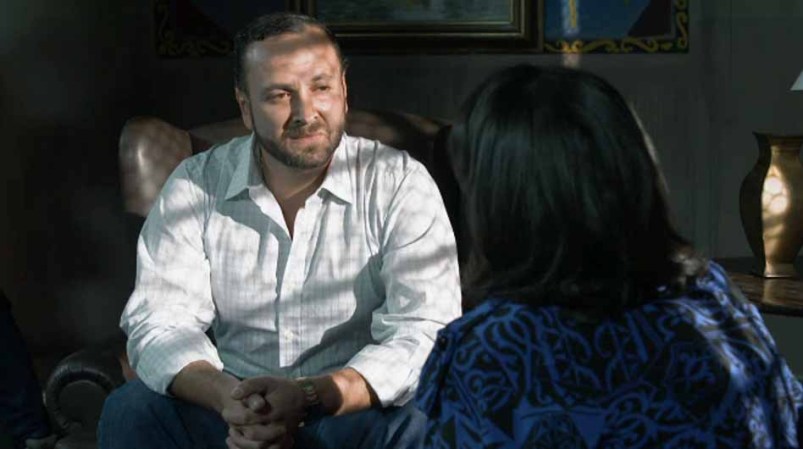 Pedro Motoa le dice a Patico que debe convencer a Escobar de que se entregue nuevamente pero que no vuelva a La Catedral.
