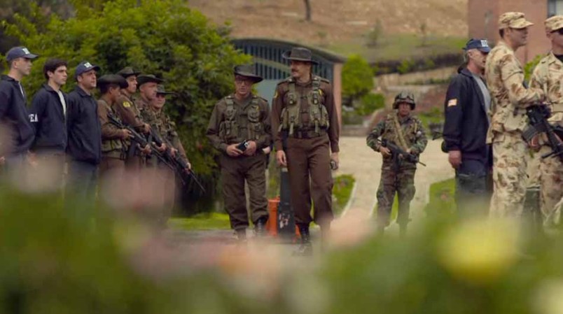 Estados Unidos colabora con el objetivo de capturar a Escobar ofreciendo equipo de comunicaciones, dinero, y oficiales de la DEA, la CIA y el Delta Force.