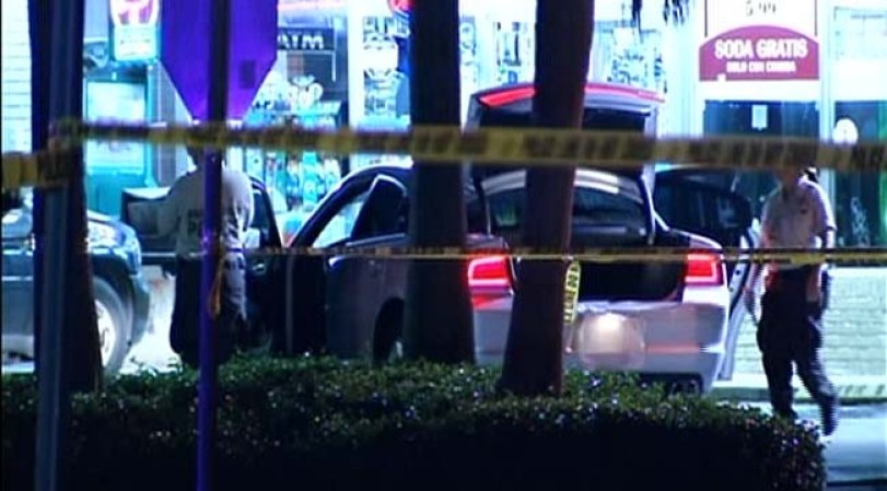 10 DE JULIO DE 2012 - Un hombre falleció y otro resultó herido en un tiroteo que se produjo frente a un Quick Stop en el noreste de Miami-Dade. <br /> Mira aquí las imágenes y lee los detalles de esta noticia..<br />