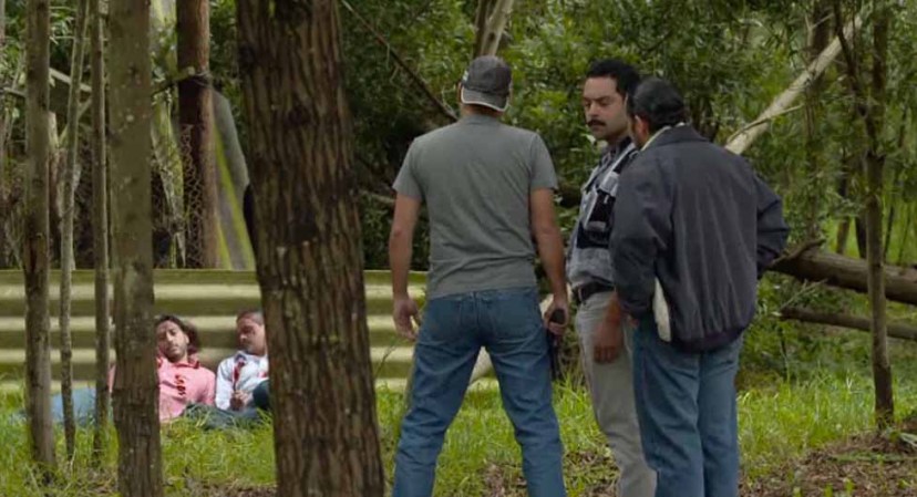 Es muy tarde cuando Peluche llega para tratar de evitar que maten a Ramada y Arellano.
