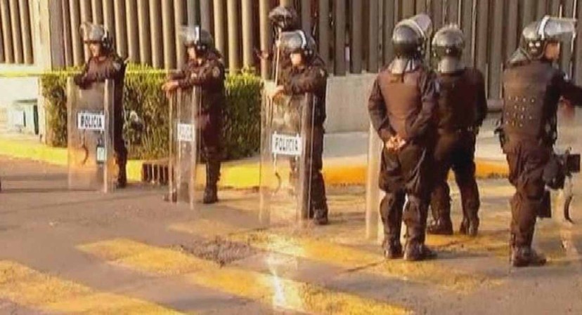 Ante la llegada del presidente, Peña Nieto a la zona afectada por la explosión, militares del ejército y la marina acordonaron el edificio.