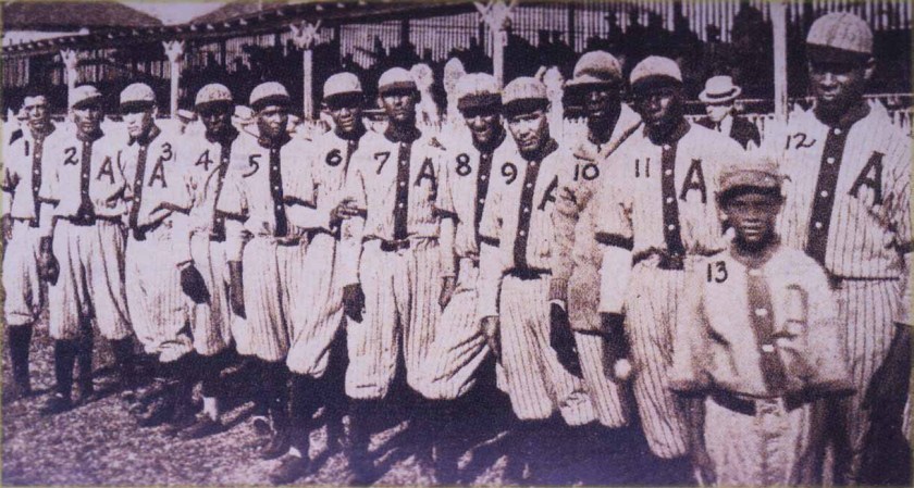 Imagen del equipo Alacranes del Almendares, de la Liga Profesional Cubana, en el célebre Almendares Park de La Habana alrededor de 1916.