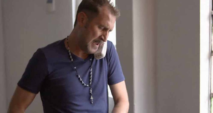 El Buitre llama a Escobar para decirle que están detrás de él.