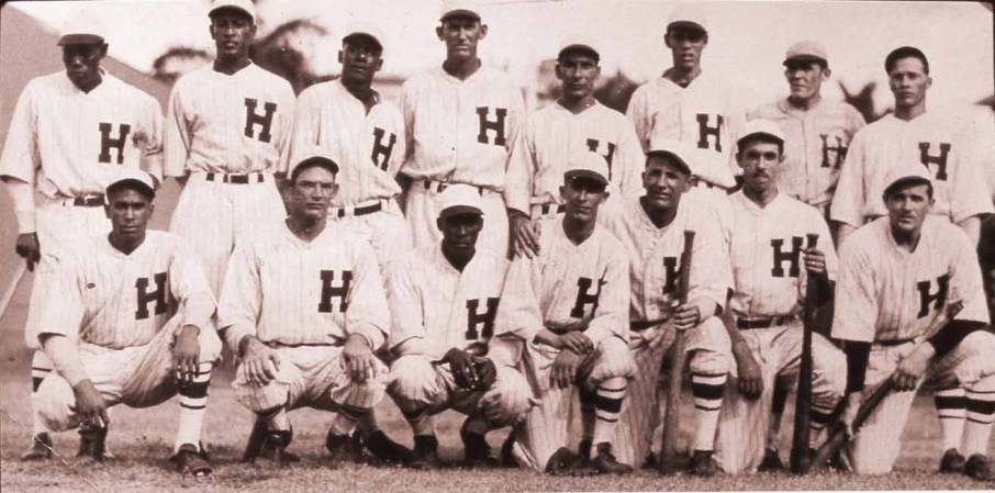 Equipo Habana de la Liga Profesional Cubana de la década del 30 donde aparecen, entre otros jugadores, el destacado jardinero Alejandro Oms (extrema izquierda fila posterior) y el lanzador Luis Tiant padre a su lado. Por su parte, el manager y jugador, Miguel Ángel González aparece cuarto de izquierda a derecha de pie.