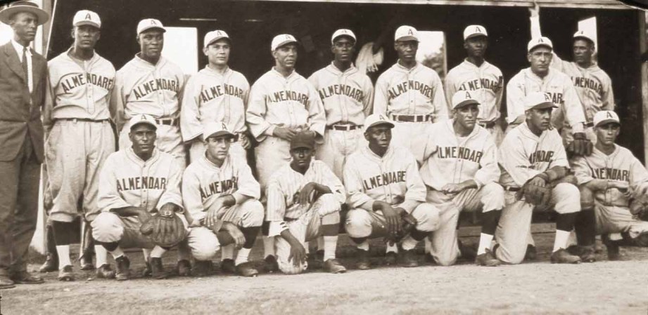 El equipo Almendares fue el segundo equipo que más títulos obtuvo en la Liga Profesional Cubana con 24 y también es el segundo de todos los tiempos en la historia de los campeonatos invernales cubanos de béisbol.