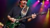 Carlos Santana colapsa en el escenario; autoridades piden orar por él