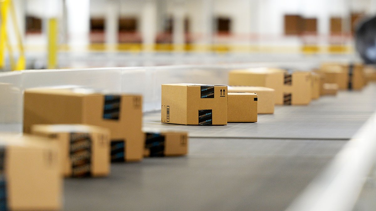 Amazon aumenta salario mínimo para empleados de operaciones durante temporada navideña