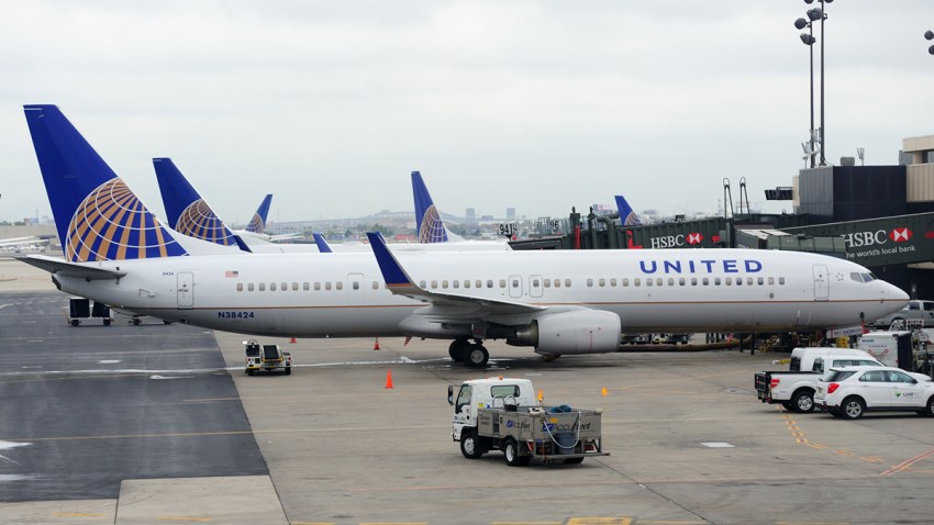 Azafata-abre-puerta-de-emergencia-despliega-rampa-infable-y-sale-de-avion-houston-united-airlines