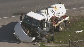 Así quedó el camión cisterna tras el brutal choque que dejó una persona muerta en el Condado Waller.