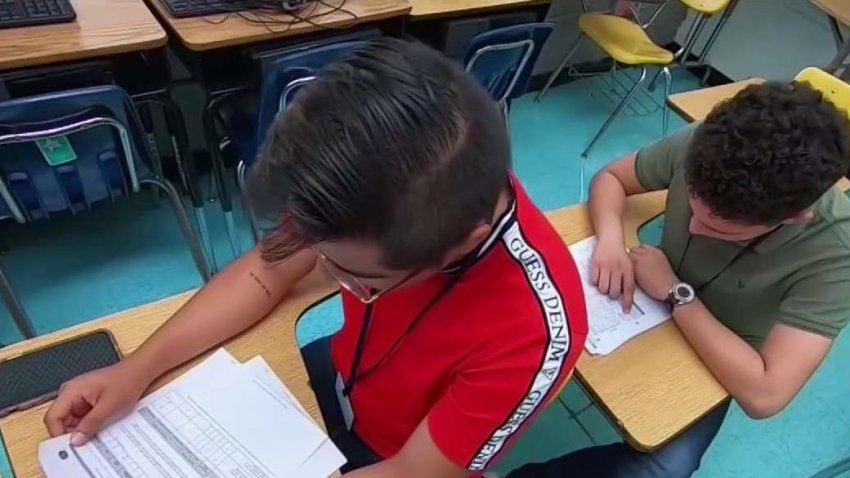 Son jóvenes que ahora tienen una segunda opción para cumplir sus sueños y graduarse en el high school.