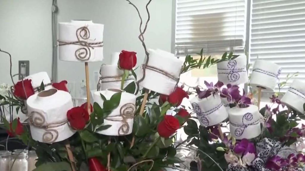 Venden arreglos florales con papel de baño incluido – Telemundo Houston