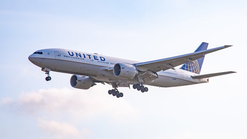 United Airlines Boeing 777-200.