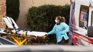 Autoridades sanitarias confirmaron este sábado la primera muerte de una persona por el coronavirus en Estados Unidos. La víctima falleció en el estado de Washington.