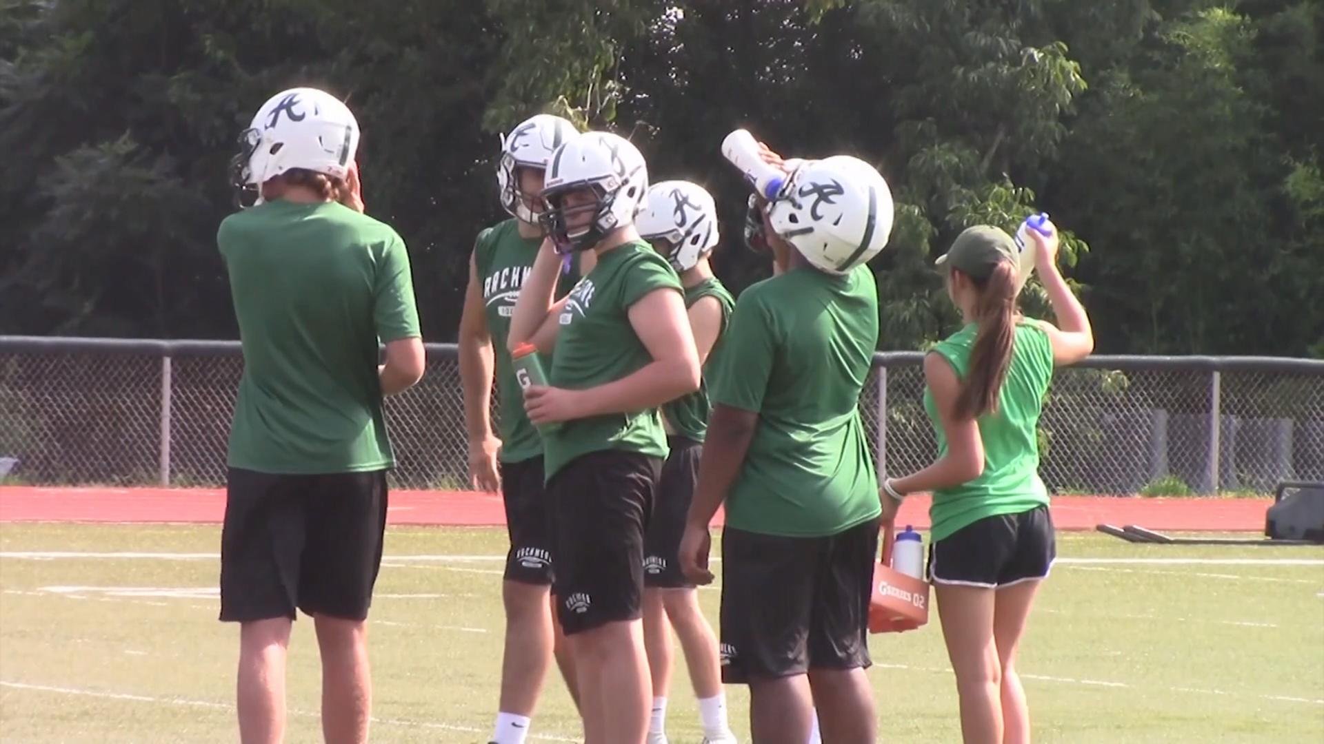 Texas endurece las reglas por calor para deportes y bandas escolares
