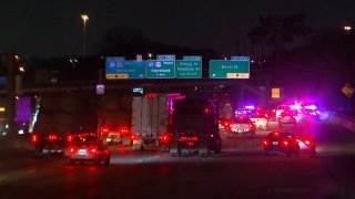 El golpe a un puente sobre la I-10 provocó el cierre de sus carriles hacia el Downtown.