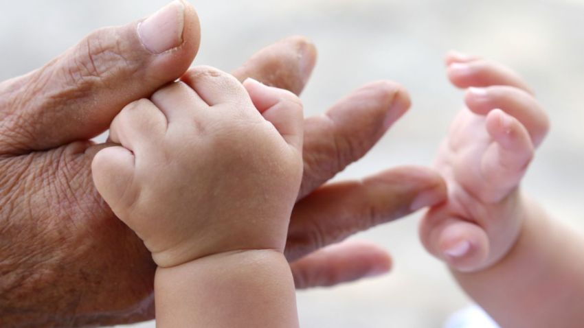 TLMD-bebe-nino-abuelo-anciano-shutterstock_169574276