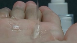 Foto genérica de una mano con gel desinfectante