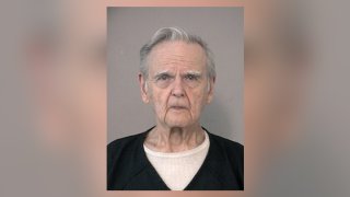 Dennin Gibson, de 82 años, deberá pasar 16 años en prisión por el homicidio del amante de su esposa.