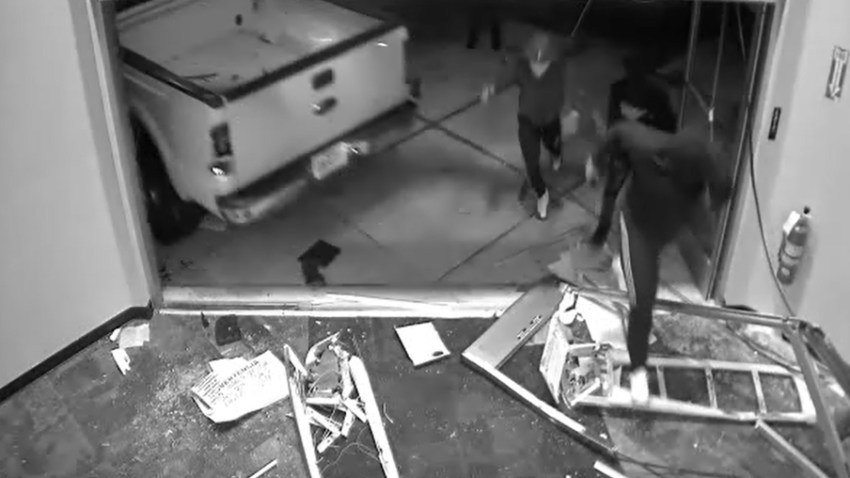 Momento en que los asaltantes ingresan a la tienda tras romper la entrada con una camioneta.