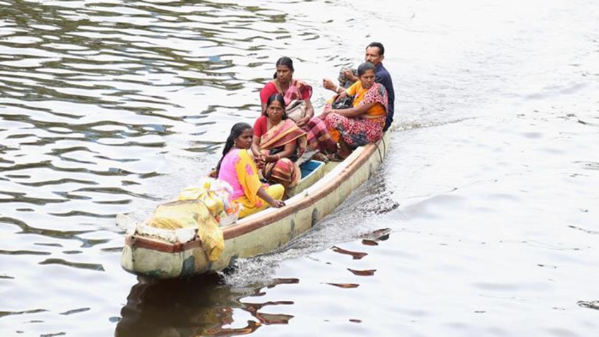 familia-evacuada-inundaciones-india