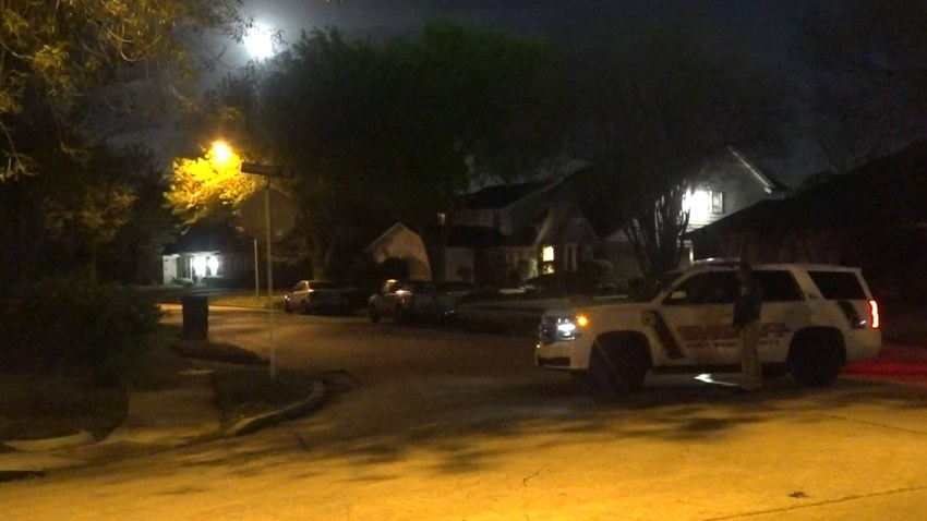 Gran revuelo causó la presencia de la policía este domingo en la madrugada en esta zona al suroeste del área metropolitana de Houston.