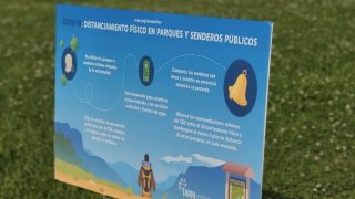 Estos avisos han sido puestos en los parques del Condado Fort Bend advirtiendo sobre la necesidad de mantener el distanciamiento social.
