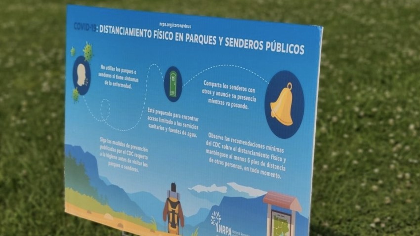 Estos avisos han sido puestos en los parques del Condado Fort Bend advirtiendo sobre la necesidad de mantener el distanciamiento social.