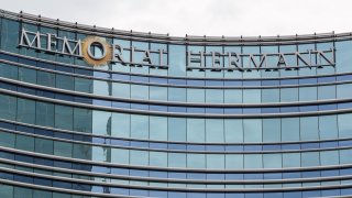 Fachada de un edificio de Memorial Hermann en Houston.