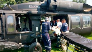 Trasladan en helicóptero a intoxicados con alcohol