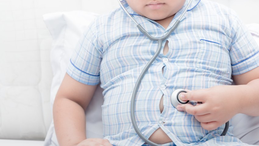 Diversos factores contribuyen a la obesidad infantil, incluyendo el consumo de mucha comida procesada y bebidas azucaradas, además de la falta de ejercicio.