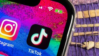 Foto de la aplicación de Tik Tok instalada en un teléfono.