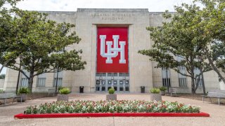 La escuela de medicina de UH es una de las más recientes en el Estado.