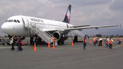 En video: pánico cuando pasajero intenta desviar avión en pleno vuelo