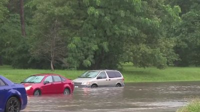 Autos varados tras inundaciones y fuertes lluvias en nuestra región