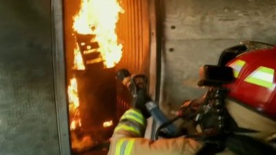 Tras el fuego: bomberos arriesgan sus propias vidas por ayudar a otros