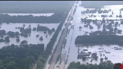 Peligrosos niveles del río Trinity en Dayton y Liberty